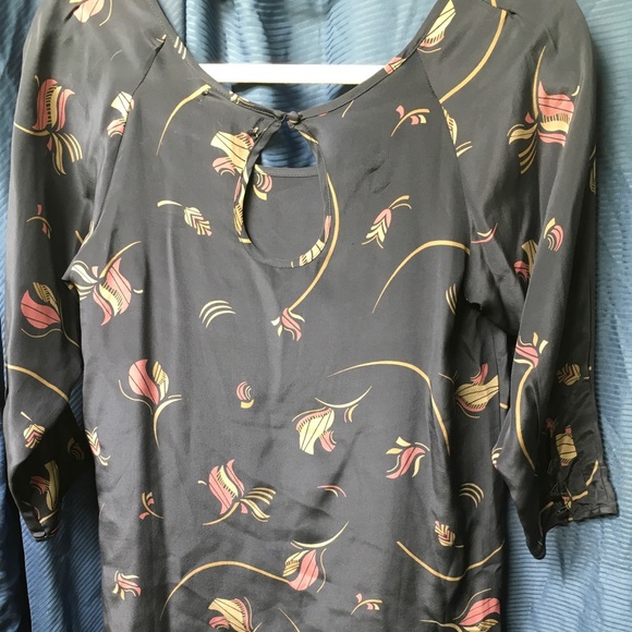 100% Silk Floral Print Top - Outstanding Design - Picture 6 of 7